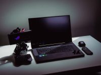 a laptop on a desk PC gaming, steam deck, stray game, crash