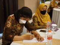 TV shows with Kang Seo-ha: Watchlist Recommendations a woman wearing a face mask writing on a piece of paper employees working together, training session, professional development