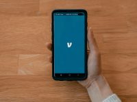 black samsung android smartphone displaying blue screen user onboarding, first time experience, app walkthrough
